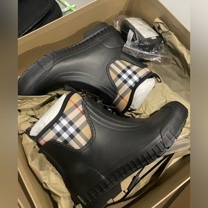 BURBERRY
Flinton Check Rain Booties